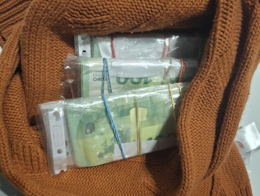 24-летняя девушка пыталась вывезти 30 тысяч евро, спрятав их в пальто