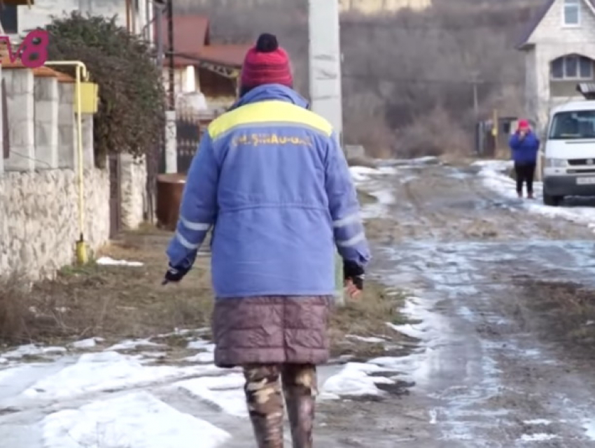 Непролазная грязь в пригороде Кишинева - нормальных дорог там нет