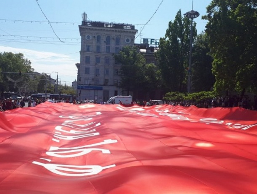 В центре Кишинева развернули огромное Знамя Победы