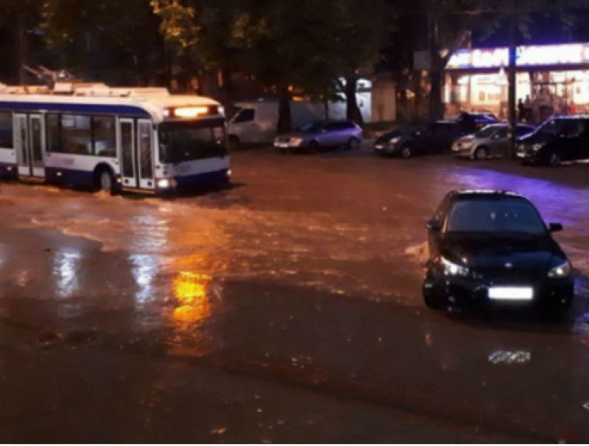 Мощный циклон обрушился на Молдову: ливни с грозами и градом превратили улицы в реки