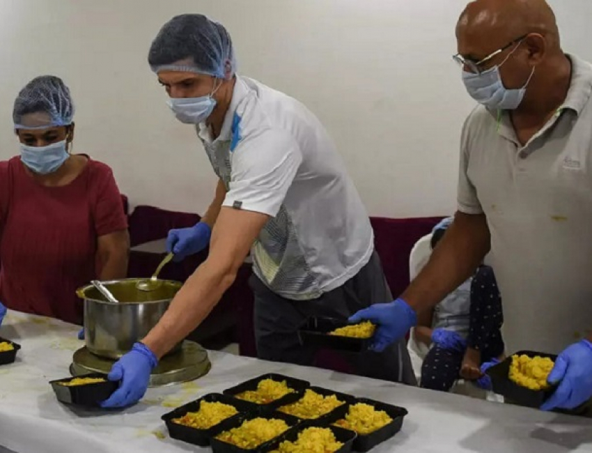 Урок человечности от молдавского теннисиста - Дмитрий Басков кормит бедных в Индии