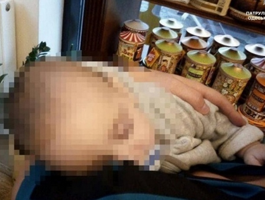 Младенца, брошенного на улице пьяными родителями, спасли сердобольные жители Одессы 