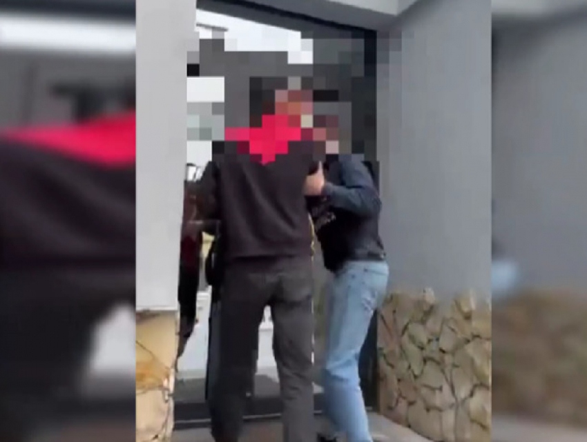 Девушка подверглась нападению и ограблению на лестничной площадке многоквартирного дома в Кишиневе