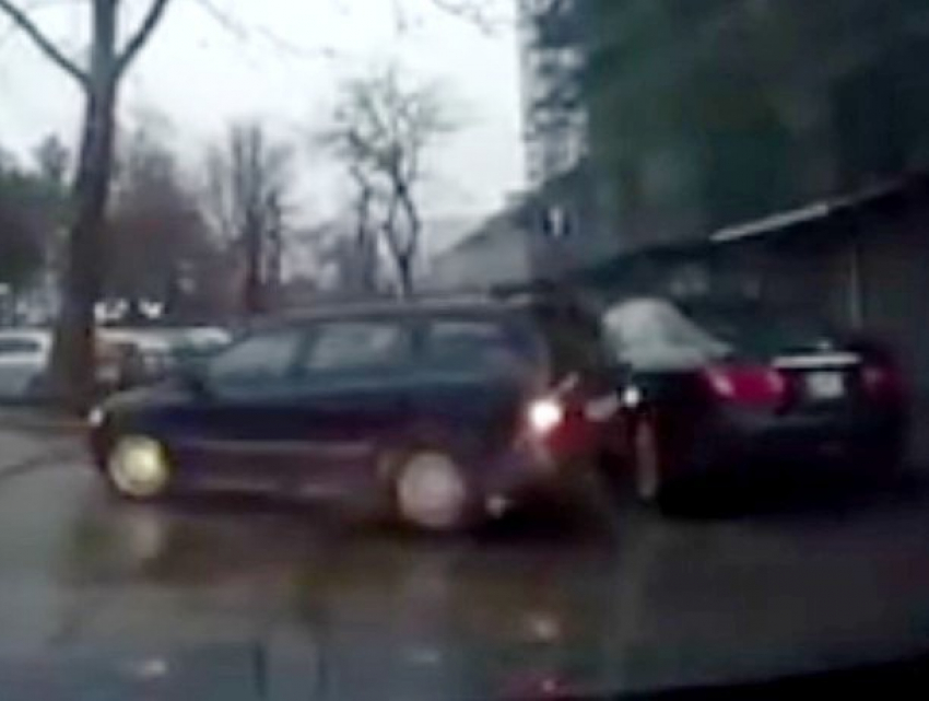 Кишиневец снял на видео конфуз водителя, который ударил машину и позорно сбежал 