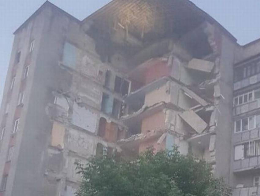 Шок в Отачь - рухнула часть 9-этажного дома