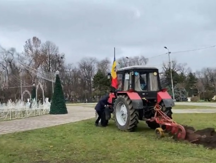 Тракторо-майданщики пообещали восстановить лужайку возле центральной площади в Кишиневе