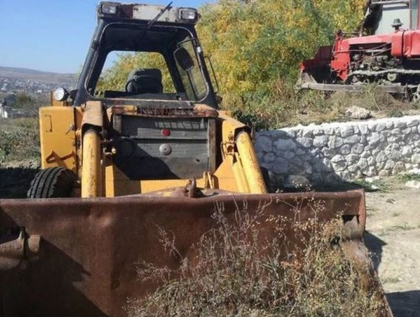 Мужчина нашел «бесхозный» бульдозер и продал его на металлолом