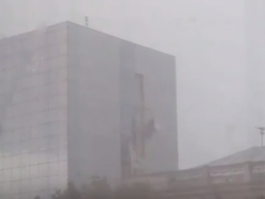 Падение фасада здания в центре Кишинева во время шторма попало на видео