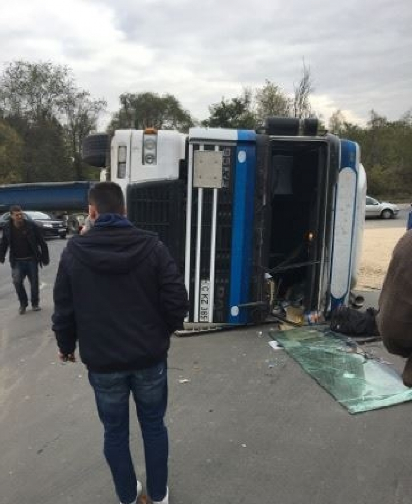 На Балканском шоссе перевернулся грузовик с щебнем