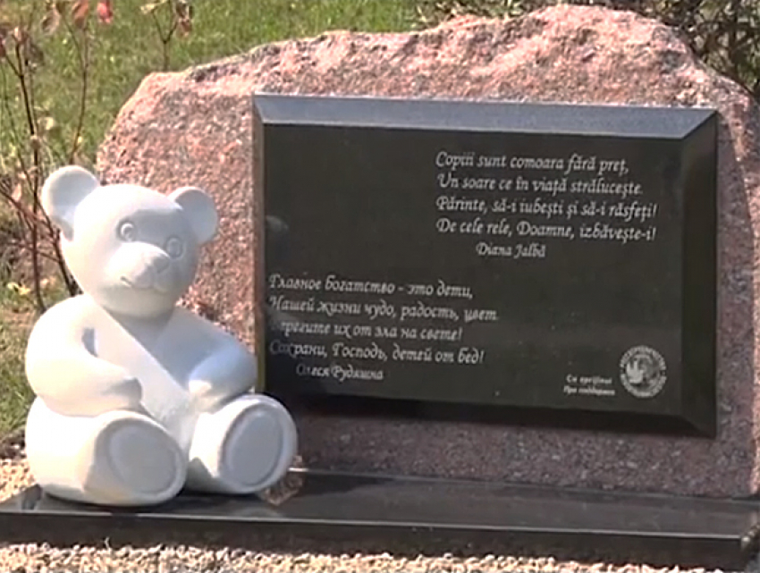 Мраморного мишку в память о погибших на пожаре в Кемерово детях установили в Кишиневе