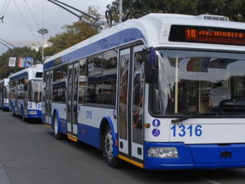 Водителей и кондукторов троллейбусов в Кишиневе переоденут в униформу