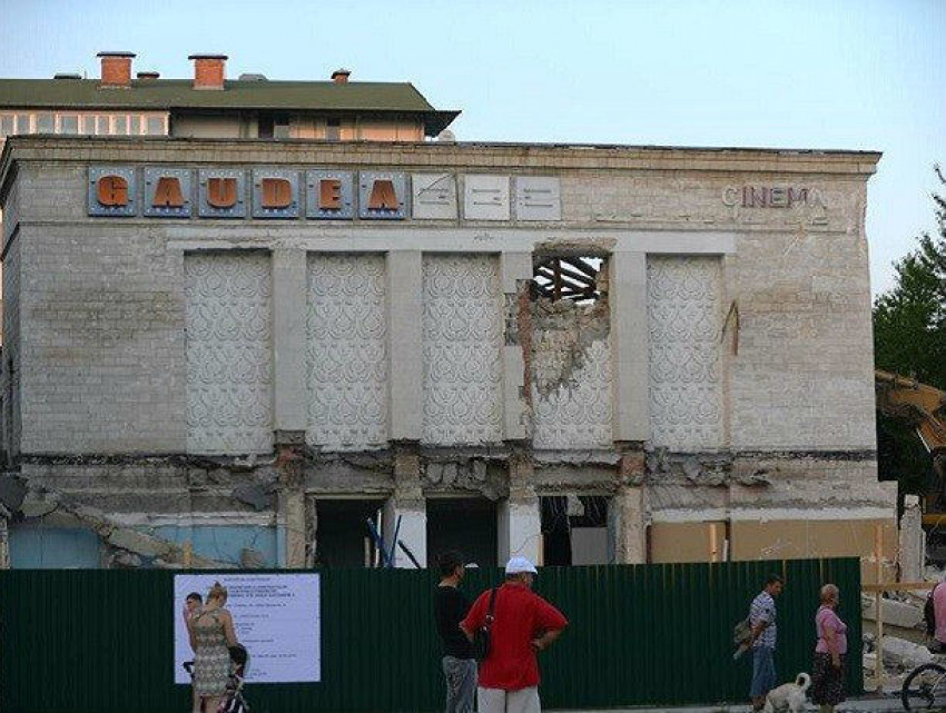 Руины кинотеатра «Gaudeamus», на которых пиарился Нэстасе, будут еще долго пугать жителей и гостей Кишинева