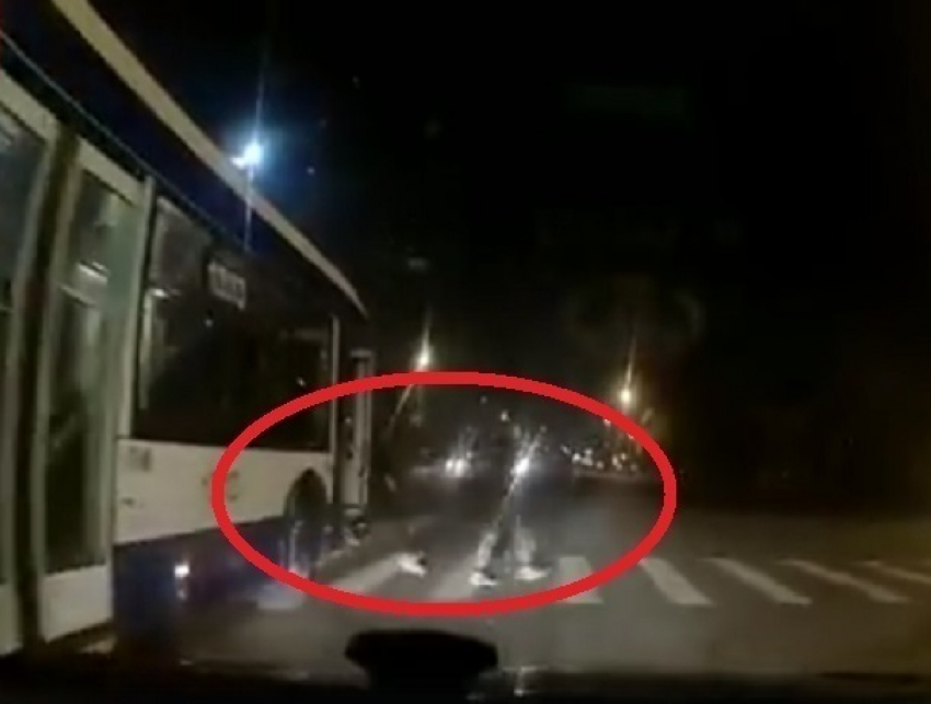 Видео высадки пассажиров на проезжей части водителем столичного троллейбуса стало поводом для его наказания