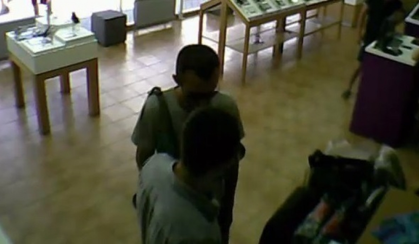 Двух мужчин засняли за кражей ноутбука из кишиневского магазина