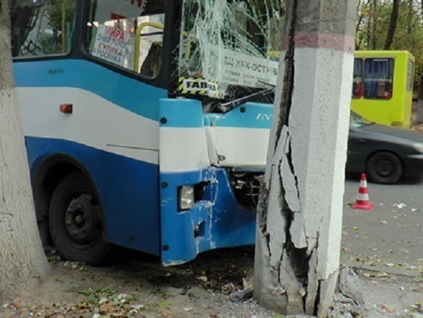 Автобус с десятками пассажиров врезался в бетонный столб, есть пострадавшие 