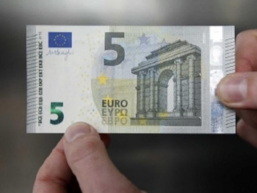 Гражданин Молдовы хотел дать взятку в 5 евро в Латвии, но получил штраф в 4300 евро