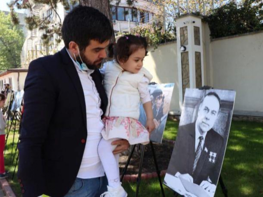 В посольстве Азербайджана в Молдове отметили 98-летие со дня рождения Гейдара Алиева