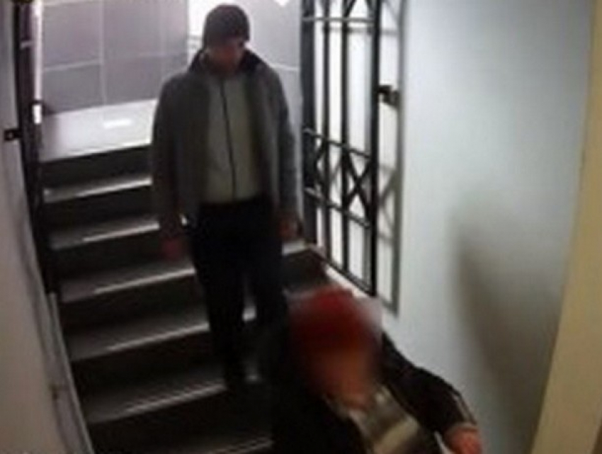 Серийный грабитель попал на видео при краже кошелька из сумки женщины на Чеканах