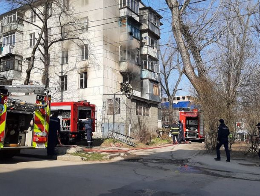 Пожар на Рышкановке – горит квартира в жилом доме 