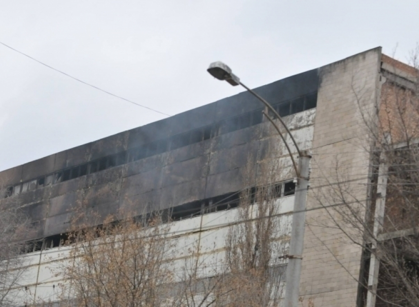Горевшее здание на улице Заводской снова начало дымиться