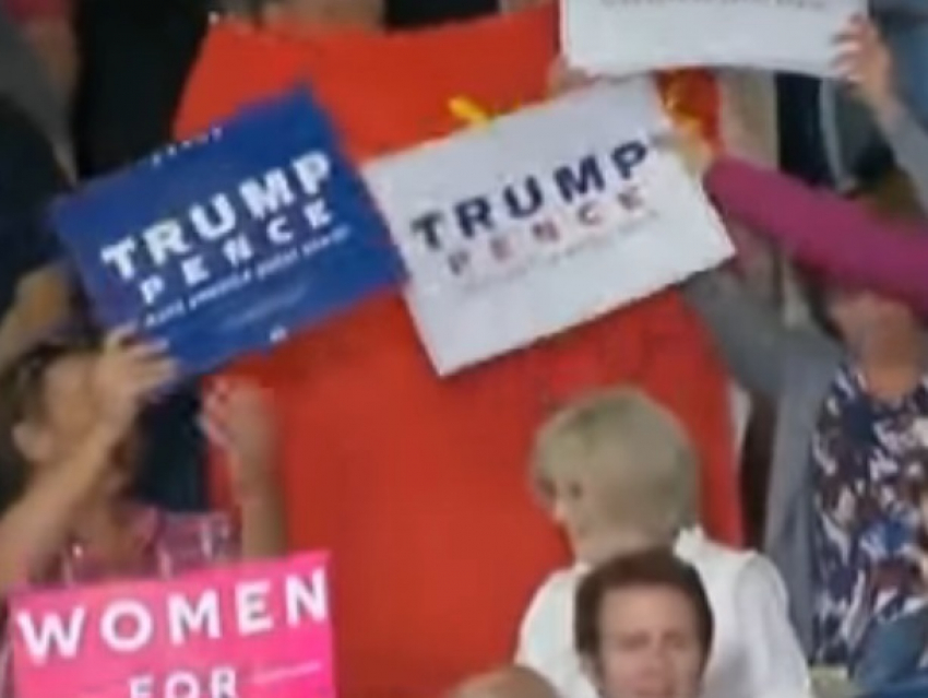 Трамп послал к «мамочке» мужчину, развернувшего перед ним флаг СССР 