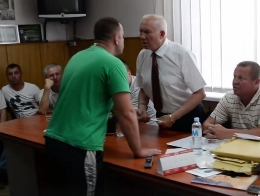 Скандал с оскорблениями и плевками в кабинете примара Сорок сняли на видео