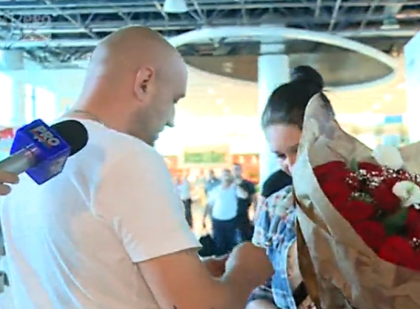 Неожиданное предложение руки и сердца в аэропорту Кишинева застало врасплох девушку 