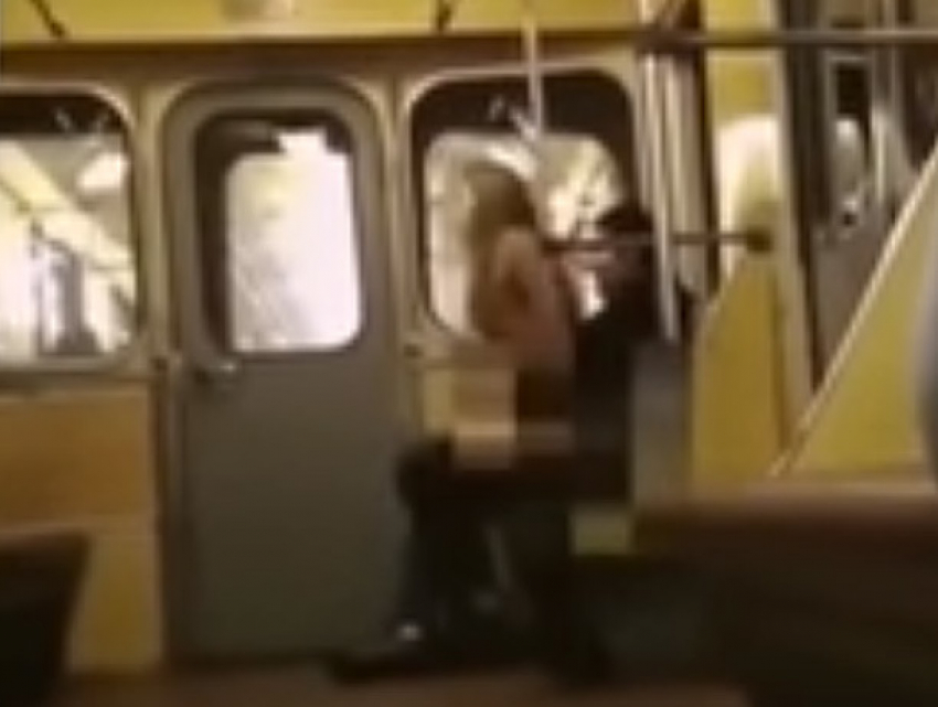 Секс блондинки с любовником в вагоне метро сняли на видео