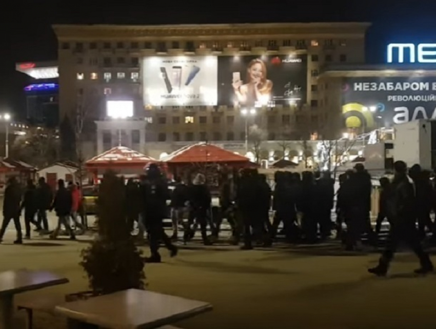 Массовую драку украинских радикалов с итальянскими фанатами, прилетевшими на матч с «Шахтером", сняли на видео