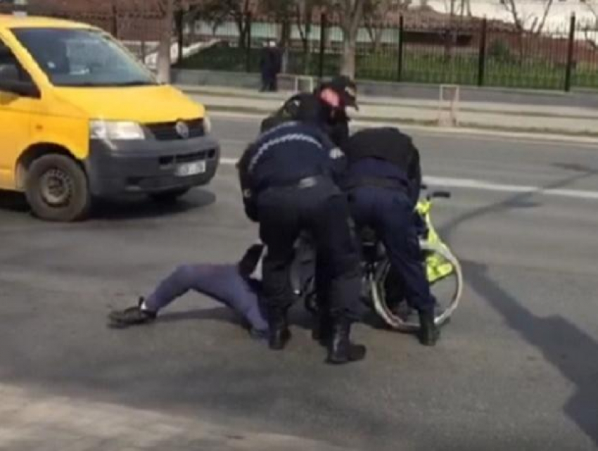 Полицейские спасли колясочника, выкатившегося на самую оживлённую магистраль города с целью совершить самоубийство