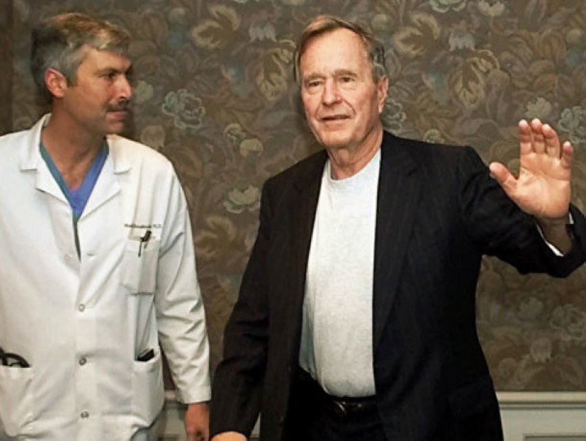 Киллер на велосипеде застрелил кардиолога Джорджа Буша-старшего