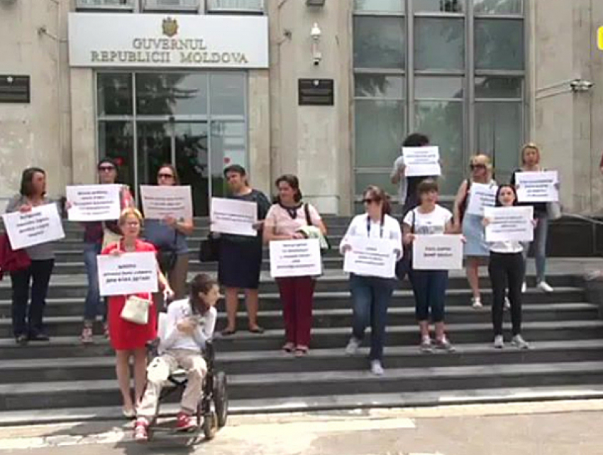 Дискриминация властями детей-инвалидов спровоцировала акцию протеста родителей в Кишиневе