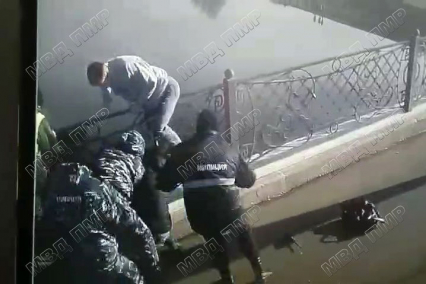 Подростка спасли в последний момент – не дали прыгнуть с моста в Тирасполе 