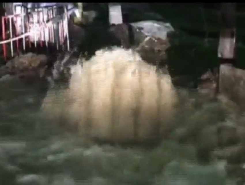 Мощный фонтан, вырвавшийся из-под асфальта в центре столицы, сняли на видео
