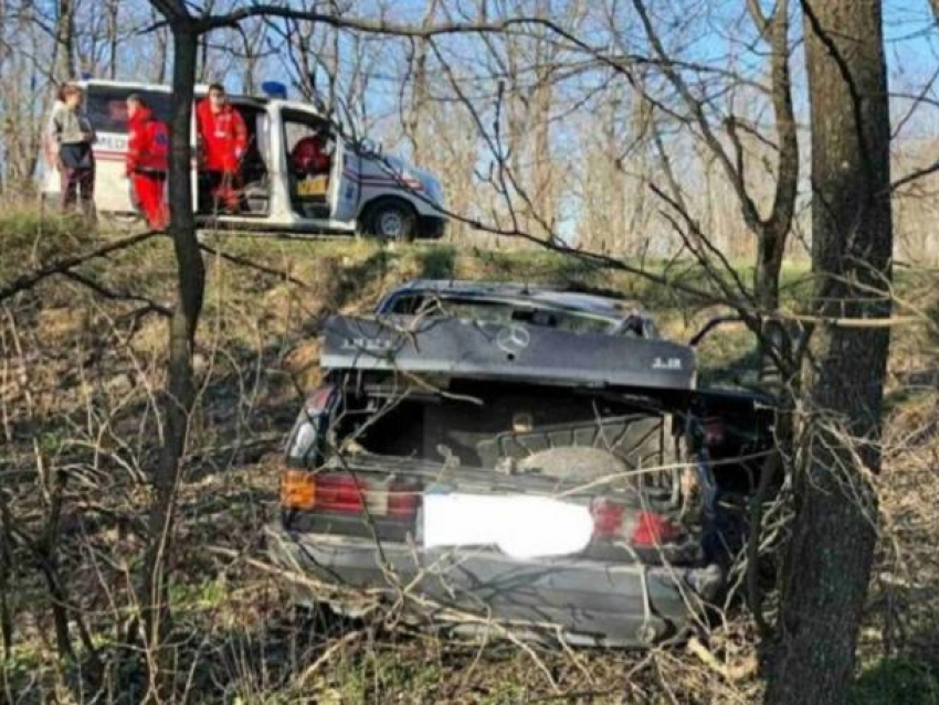 В Хынчештах 41-летний водитель на Mercedes заехал в кусты с 13-летней пострадавшей - девочка получила ранения