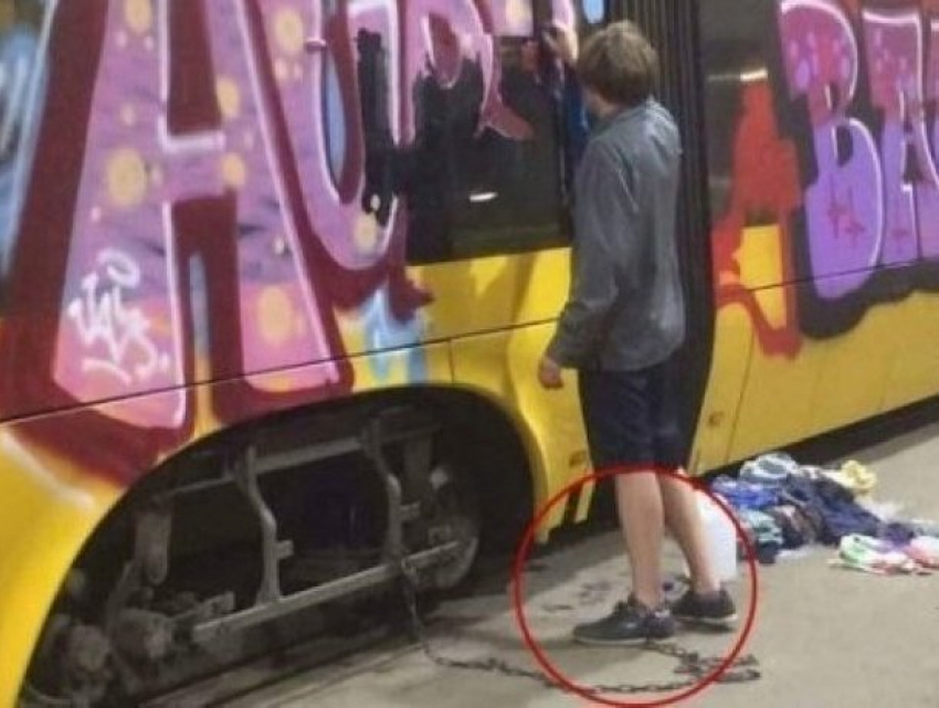 За попытку «украсить» польский трамвай вандала-украинца посадили на цепь 