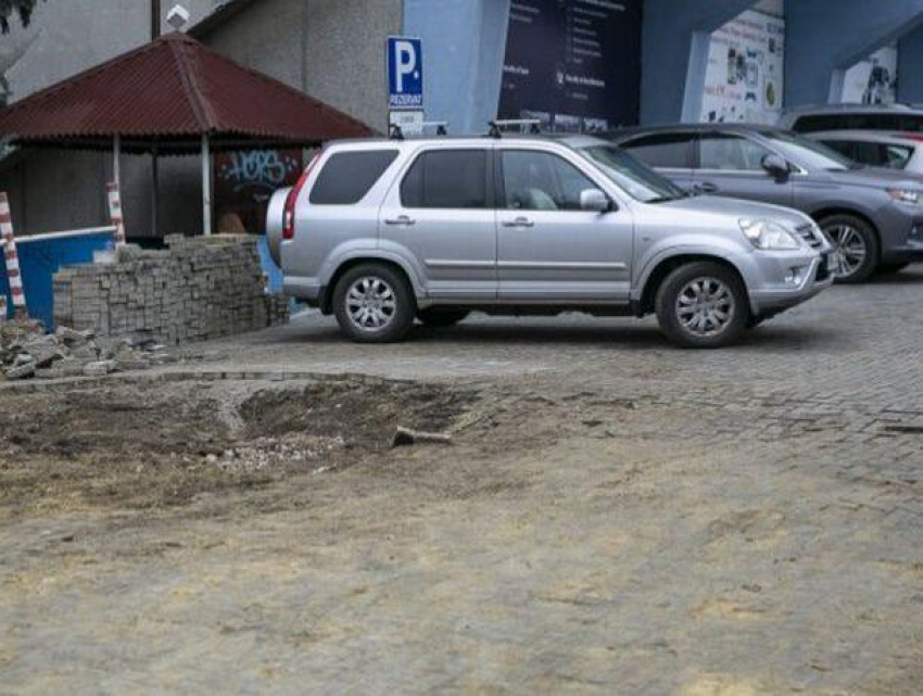 На главной улице Кишинева эффектно провалилась плитка