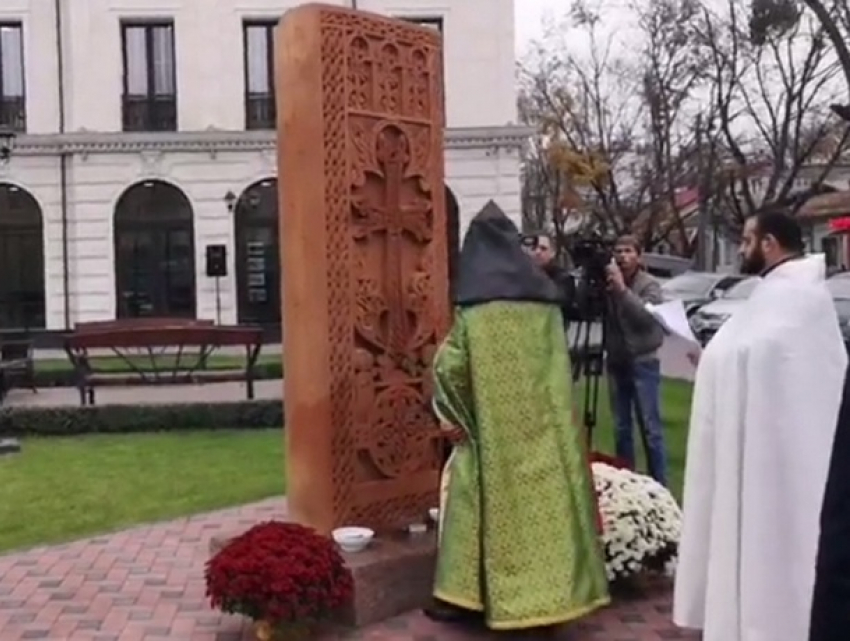 Памятник Хачкар был открыт в центре Кишинева