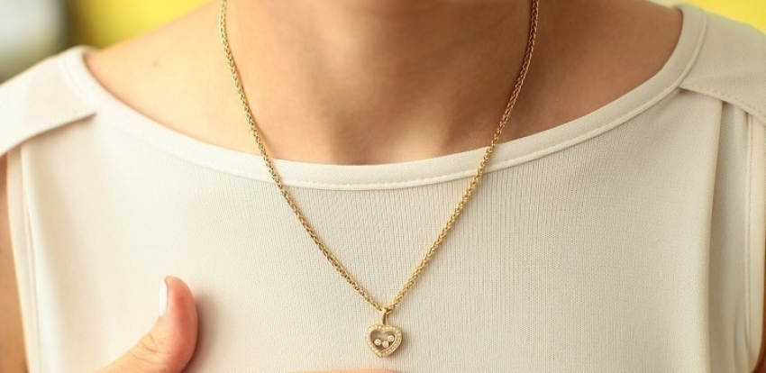 На Ботанике с девушки сорвали цепочку, когда она ждала транспорт на остановке 