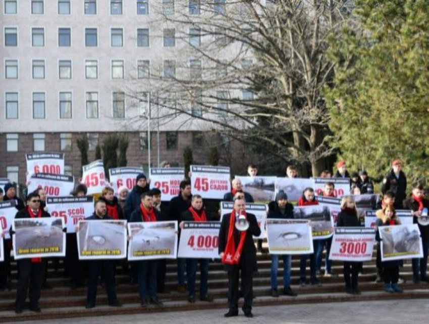 Партия социалистов организовала флешмоб «Смытые дороги» перед зданием парламента