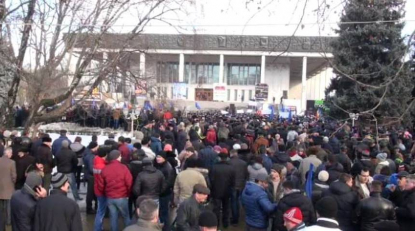 Пришедшие на митинг ДПМ граждане выступают против Плахотнюка и за досрочные выборы 