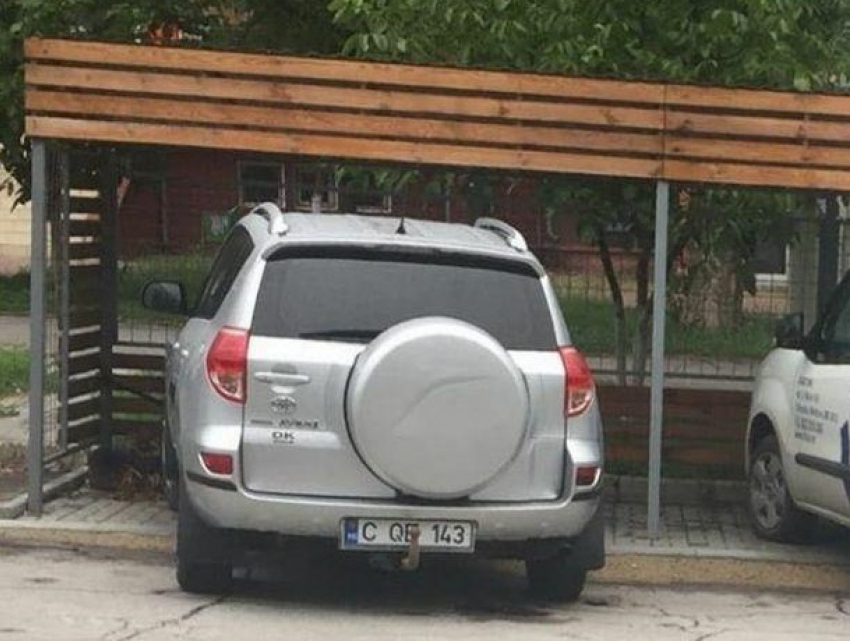 Джип Майи Санду обнаружили припаркованным в самом неприятном месте Кишинева