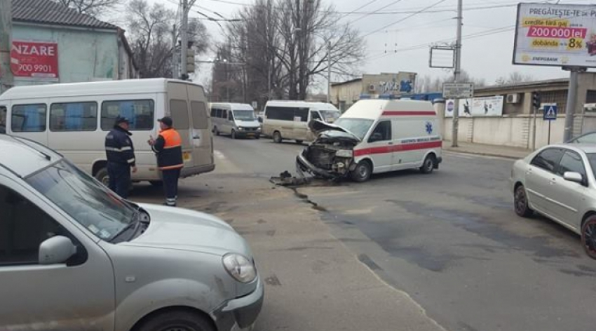 В центре Кишинева произошло ДТП с участием «скорой помощи"