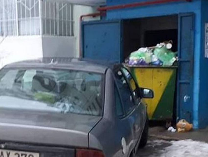 Хамская парковка на Чеканах: третьи сутки невозможно  вывезти мусор
