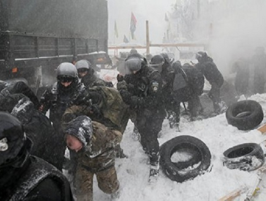 Массовое побоище сторонников Саакашвили и полицейских в Киеве сняли на видео