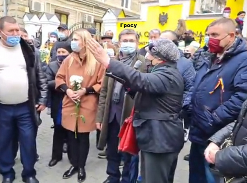 «Язык свиней и оккупантов» - депутаты PAS пассивно выслушивают антироссийские лозунги на маргинальном протесте перед зданием КС