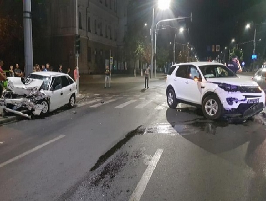 Белые машины столкнулись в центре Кишинева, есть пострадавшие