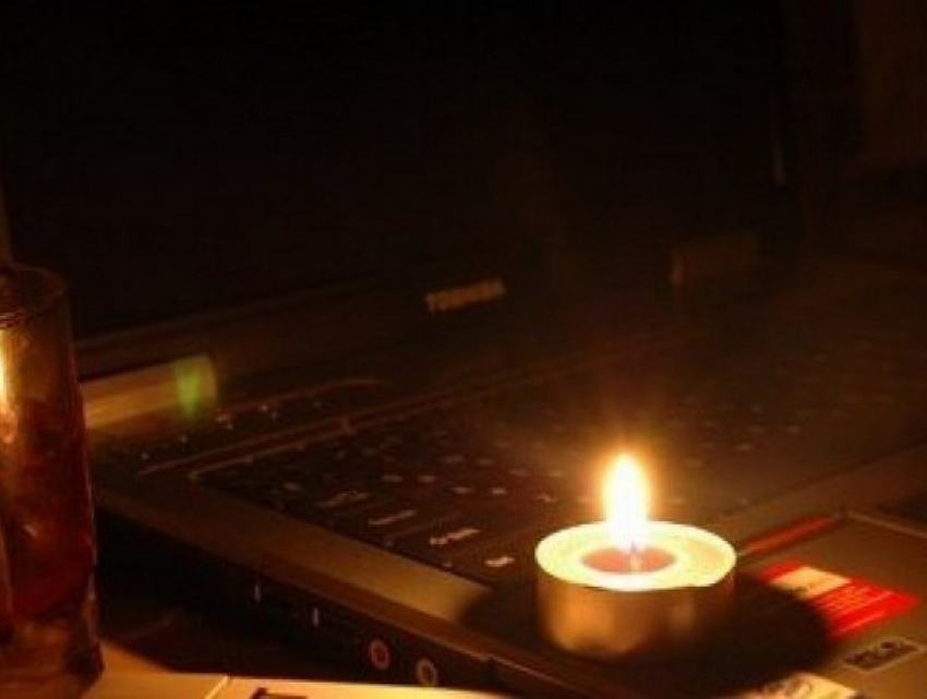 Во вторник свет отключат у тысяч жителей столицы и 15 районов Молдовы 