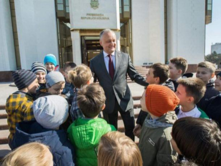 Открытые дни в Президентуре продолжаются - Игорь Додон провёл экскурсию для учеников лицея имени Мирча Элиаде