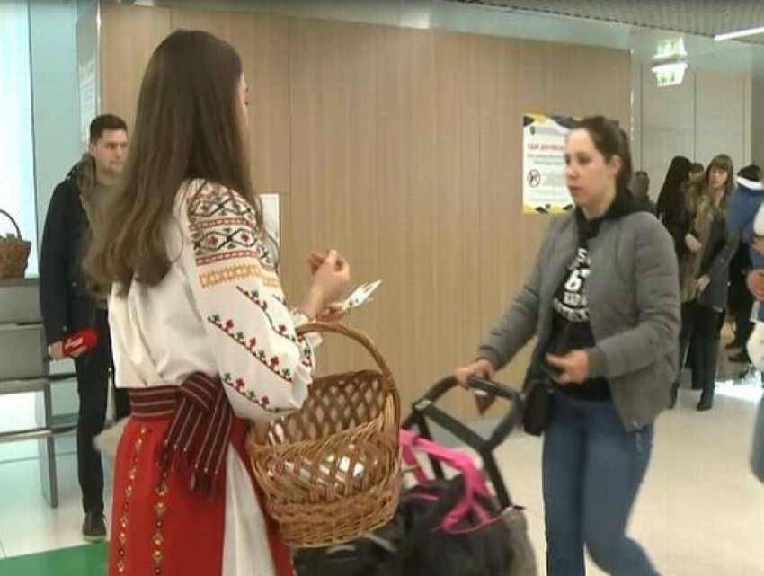 В кишинёвском аэропорту прибывающим дарят мэрцишоры